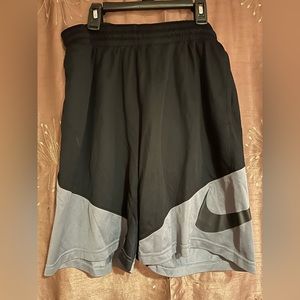 Nike men’s shorts, side pockets, drawstring